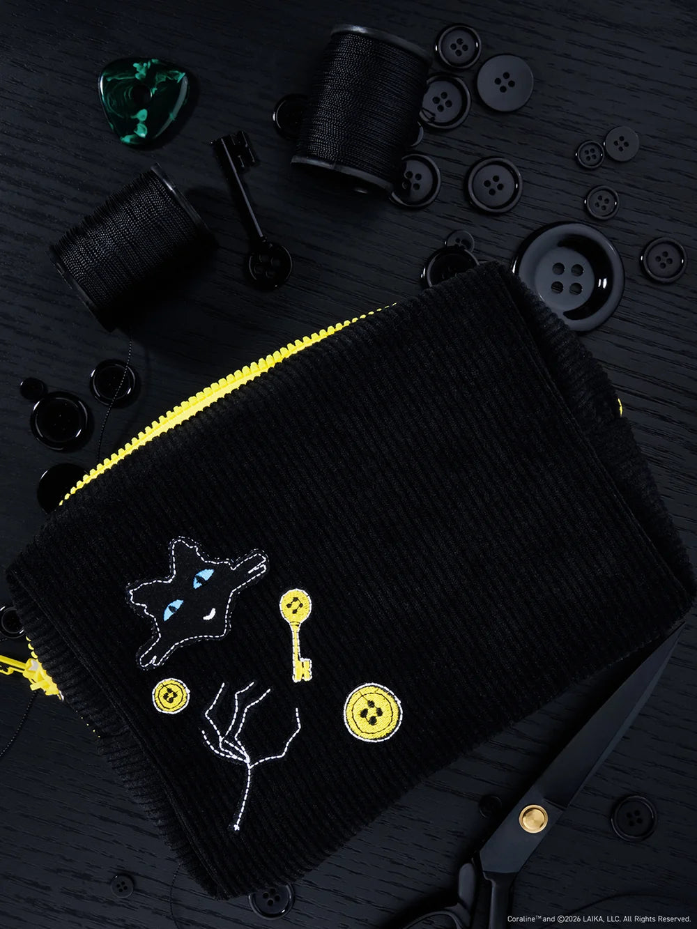 Cosmetiquera "Threadful" de Beauty Creations x Coraline